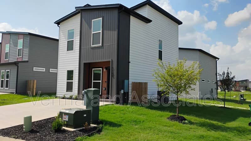 Bentonville House: 1100 Indiana Ave