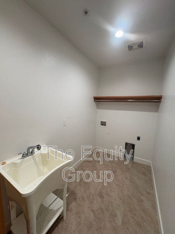 Visalia House: 3215 S Meadowbrook St