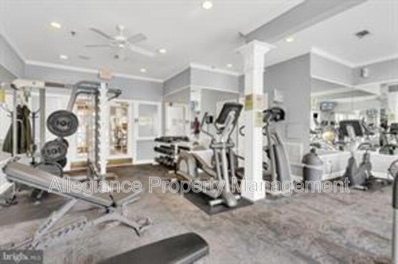 Alexandria House: 4551 Strutfield Ln