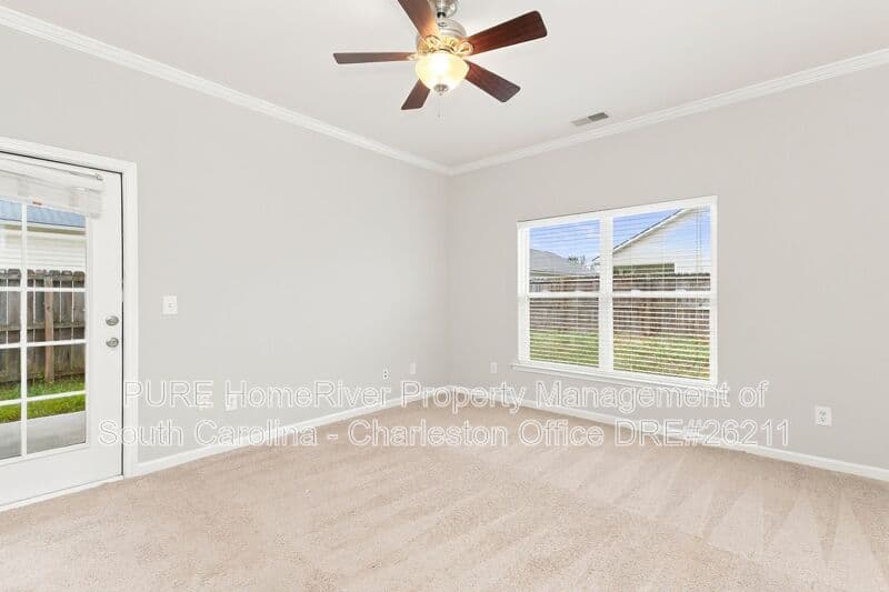 Summerville House: 207 Summer View Rd