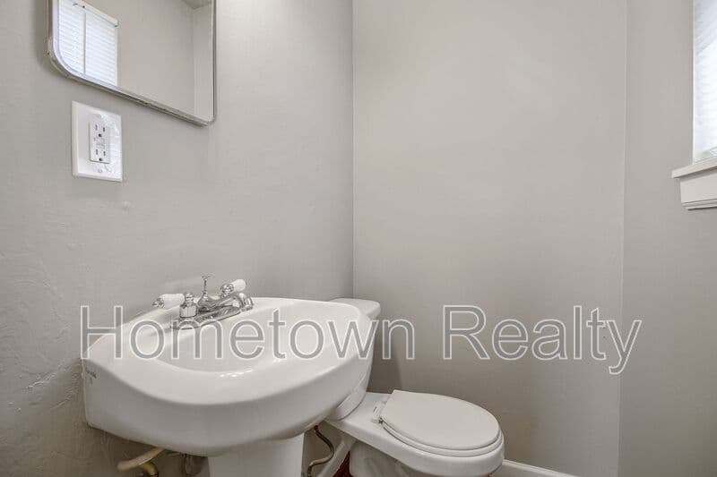 Edmond House: 208 W 5th Street