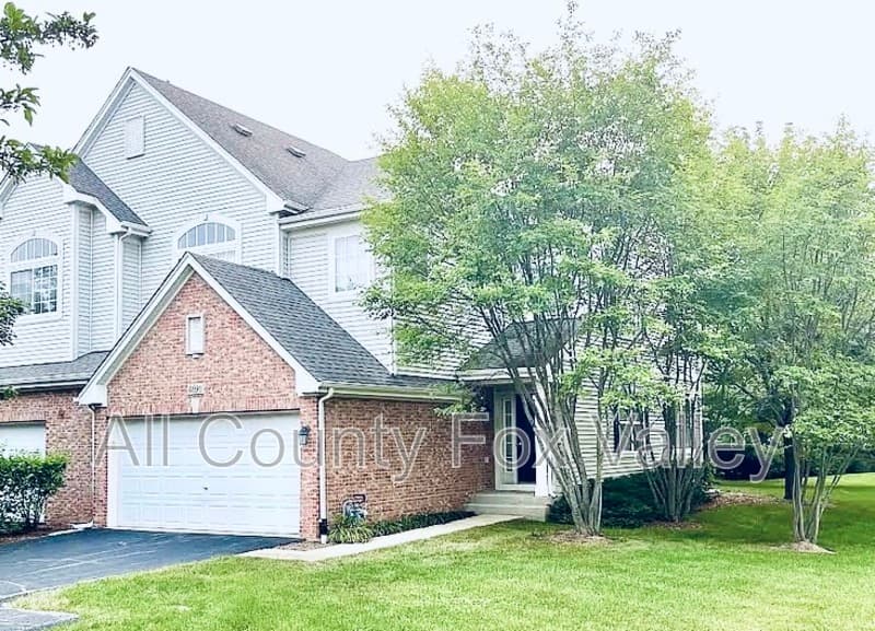 Hoffman Estates Townhome: 6090 Halloran Lane