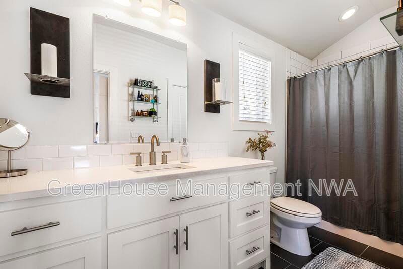 Bentonville House: 636 SW B ST