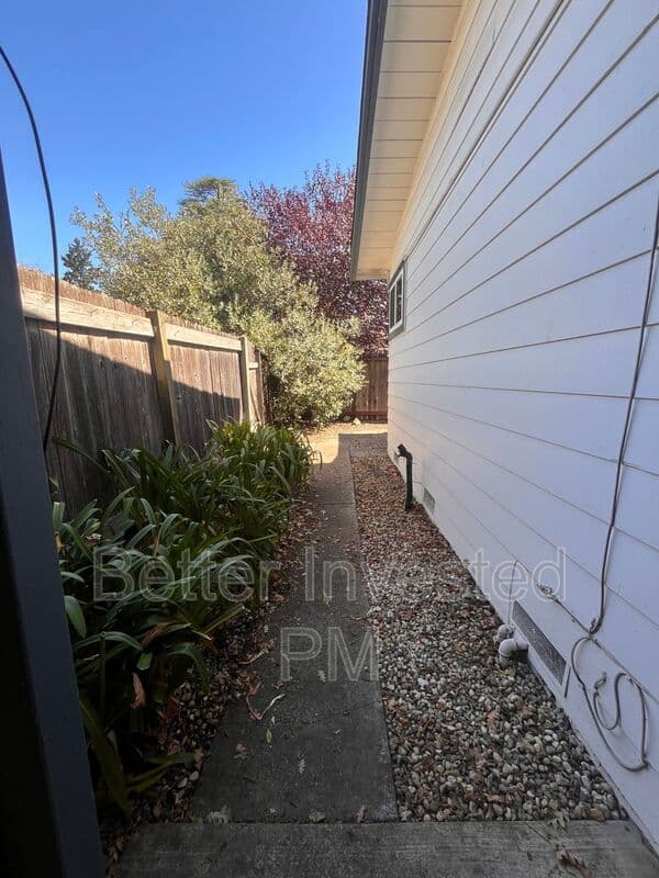 Santa Rosa House: 925 Beaver Ln