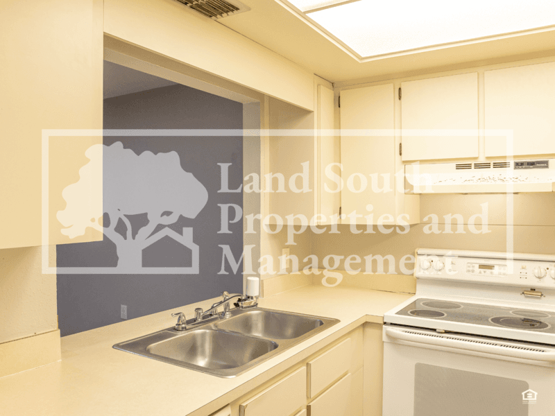 Lakeland House: 331 Lake Harris Drive
