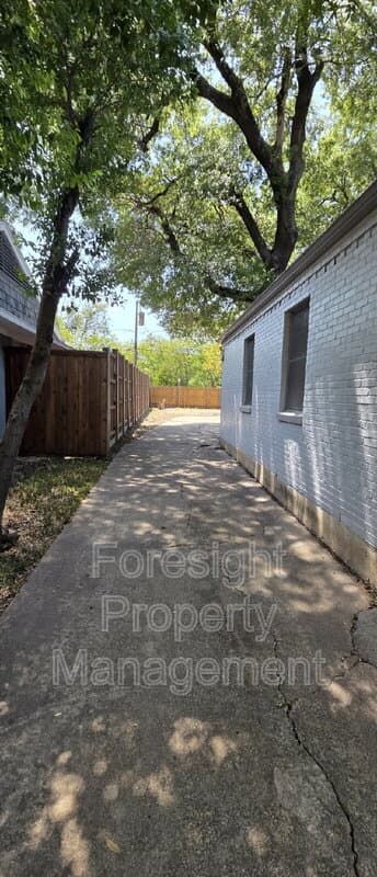 Dallas House: 7303 Bucknell Drive
