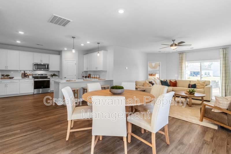 Pooler House: 202 Bircholt Grove