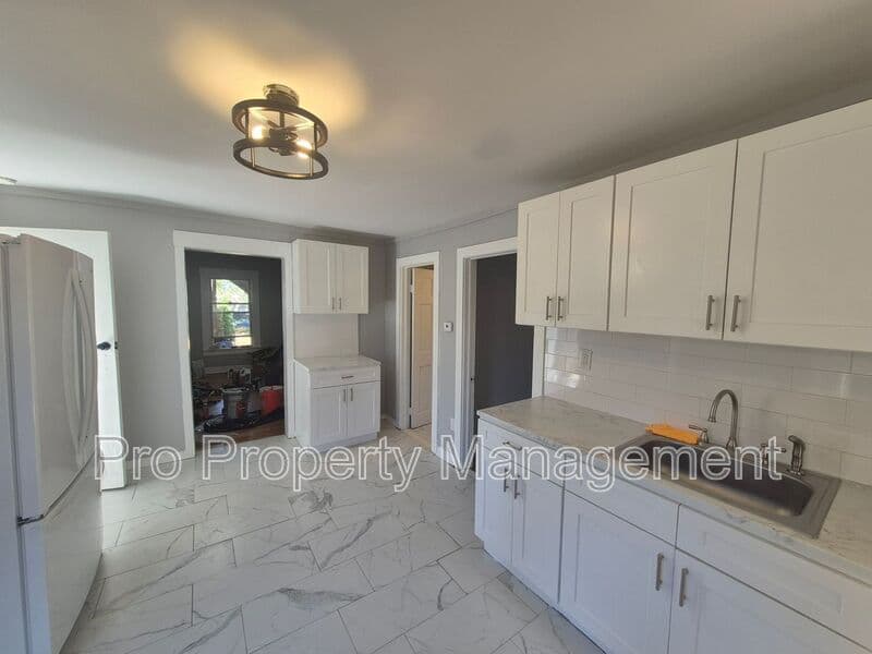 New Haven House: 35 SALTONSTALL AVE