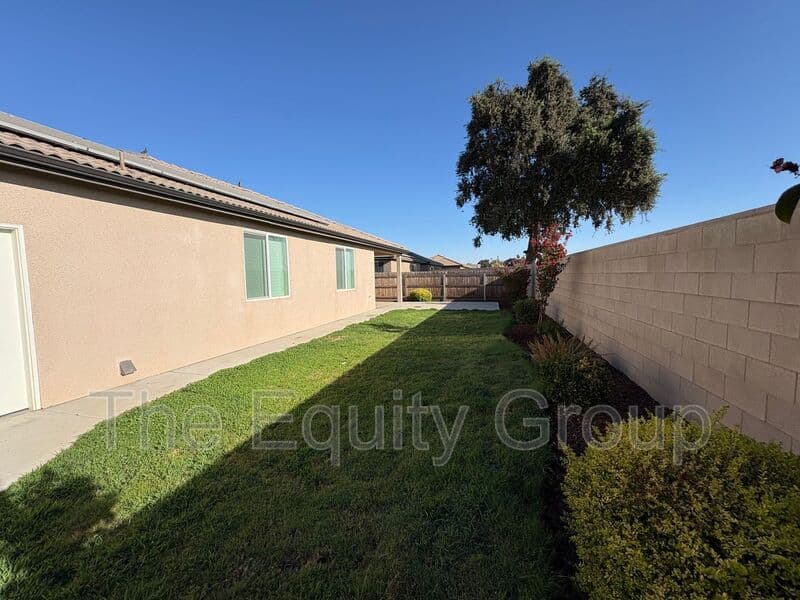 Visalia House: 3208 North Rova Ct