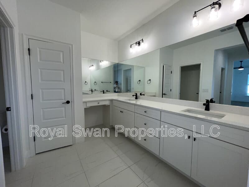 Lakeland House: 929 Clearview Avenue
