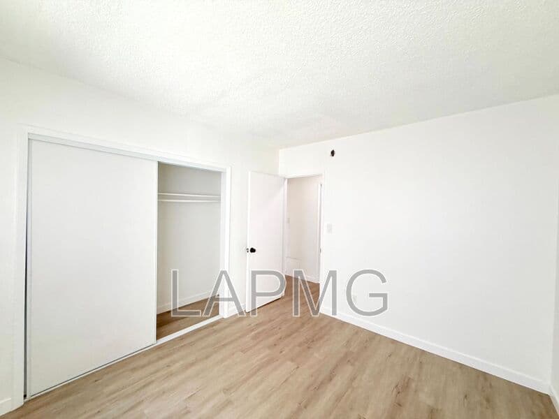 Los Angeles House: 1426 South Point View