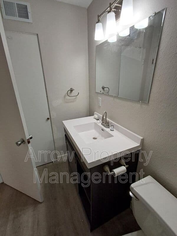 Cedar Rapids House: 1416 Oakland Rd NE- 4