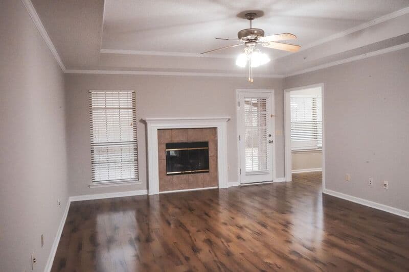 Midway House: 438 Edgewater Dr
