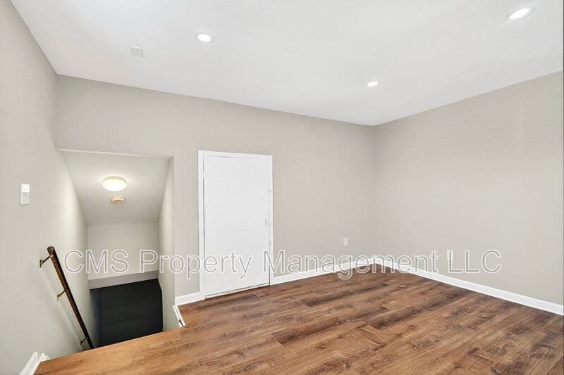 Old Bridge House: 24 Steinhardt Ave
