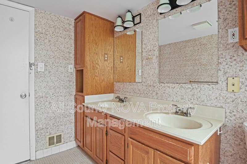 Dunn Loring House: 8108 Timber Valley Ct