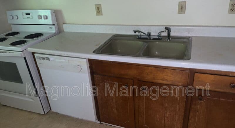 Henderson Condo: 1932 Oxford Rd