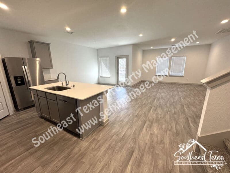 Anahuac House: 111 Lakeway Circle