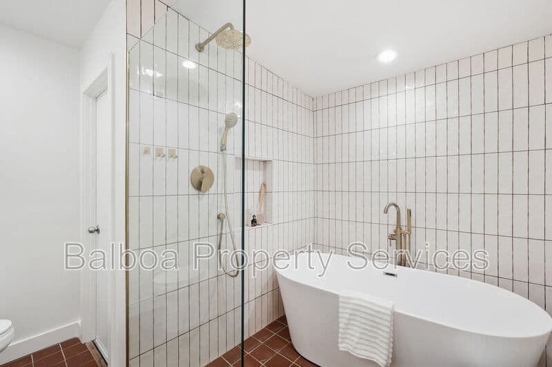 Gilbert House: 1 N Cottonwood Dr