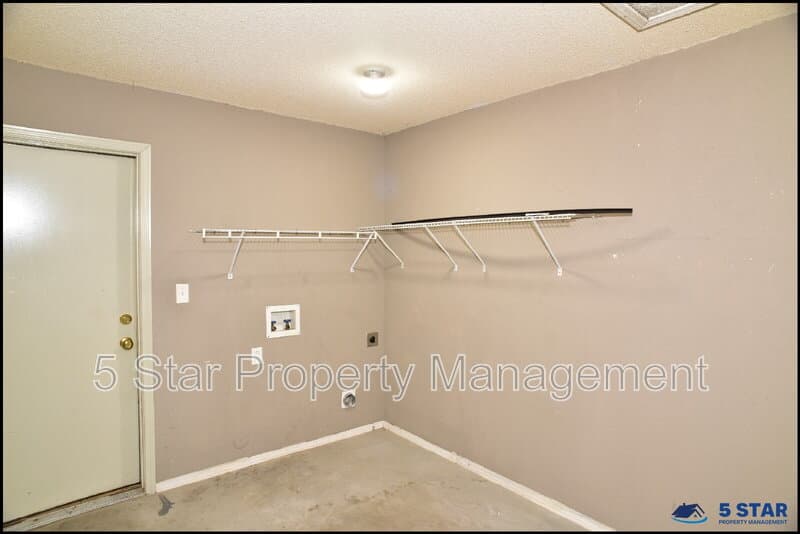 El Paso House: 14325 Island Point Drive