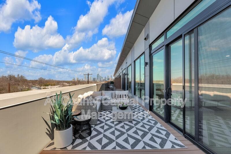 Austin Condo: 2209 S 1st St #403