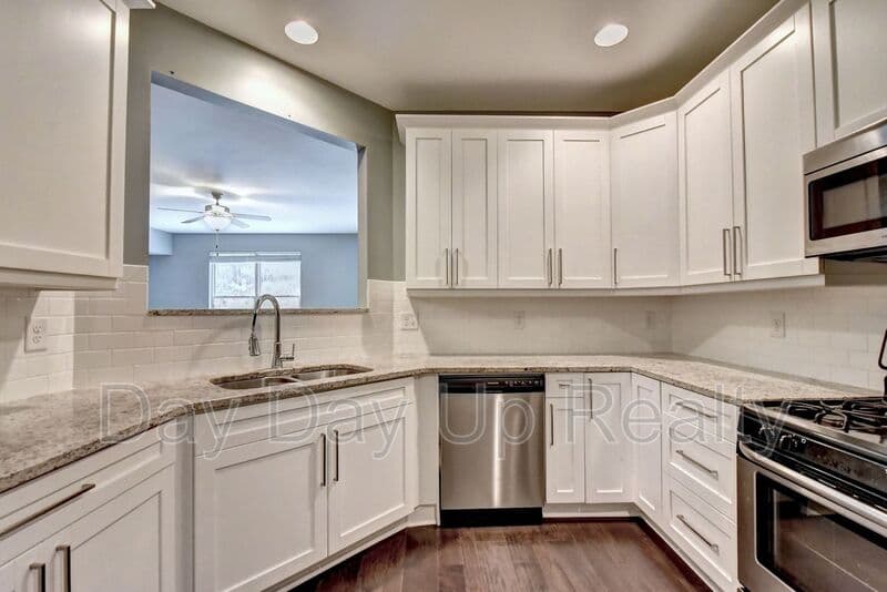 Suwanee House: 5605 Bright Cross Way