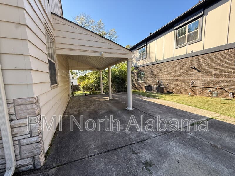 Huntsville House: 2026 Vanderbilt Dr SW