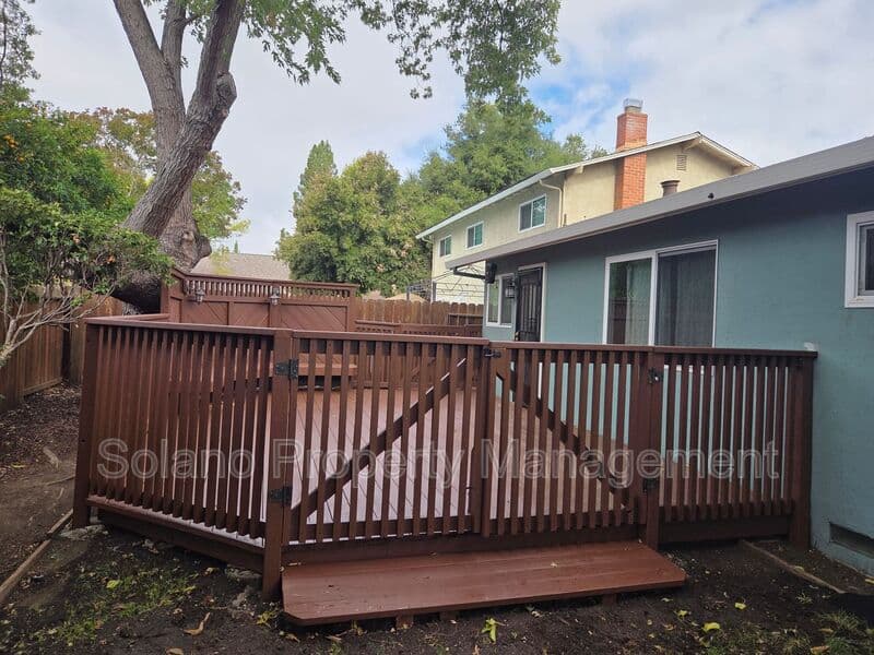 Fairfield House: 2827 Owens St