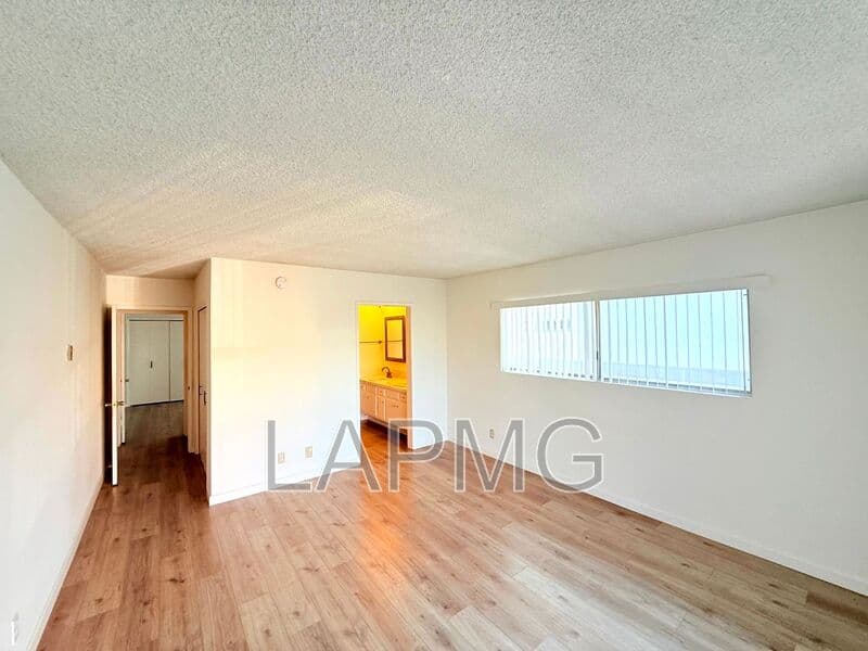 Los Angeles House: 1275 Barry Avenue