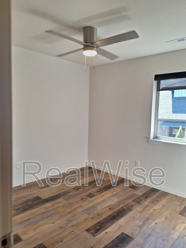 Ashland House: 49 N Mountain Ave