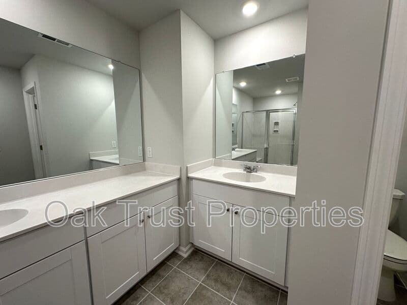 Summerville House: 127 Swaying Palm Dr
