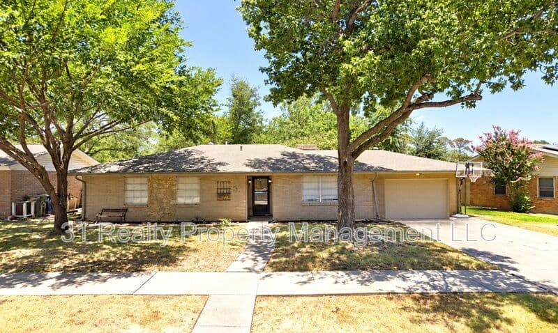 Lewisville House: 131 Old Mill Circle