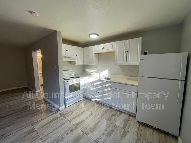 Aurora Condo: 1590 Clinton St
