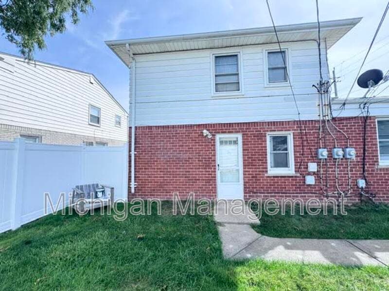Royal Oak House: 4815 Briarwood Ave