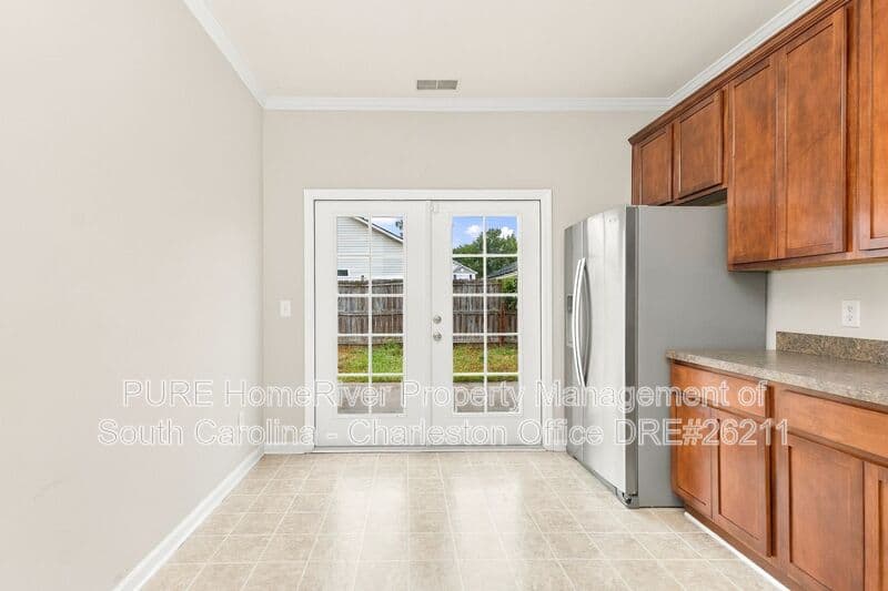 Summerville House: 207 Summer View Rd