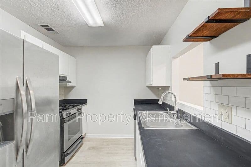 Savannah Townhome: 128 Fox Chase Road