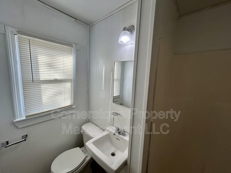 DeSoto House: 8300 Center Drive