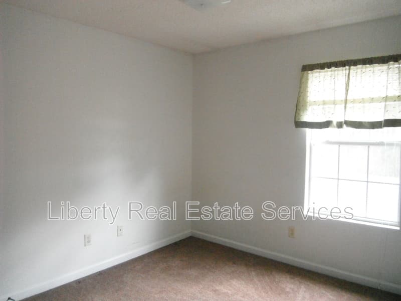 Hinesville House: 1100 Pineland Ave
