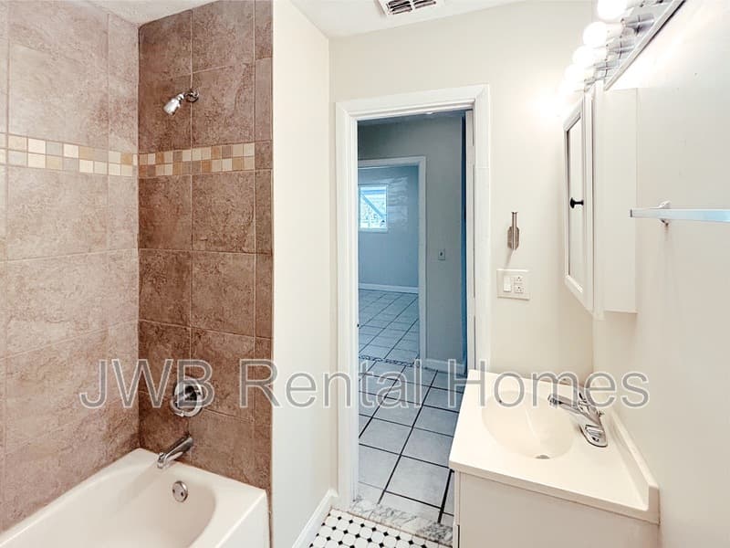 Jacksonville House: 7742 Kershaw Dr S