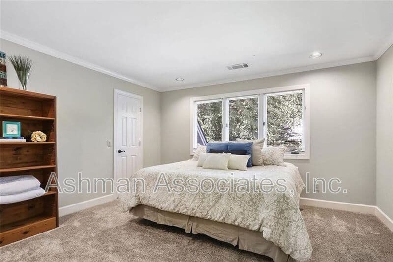 Atlanta House: 930 Manchester Place