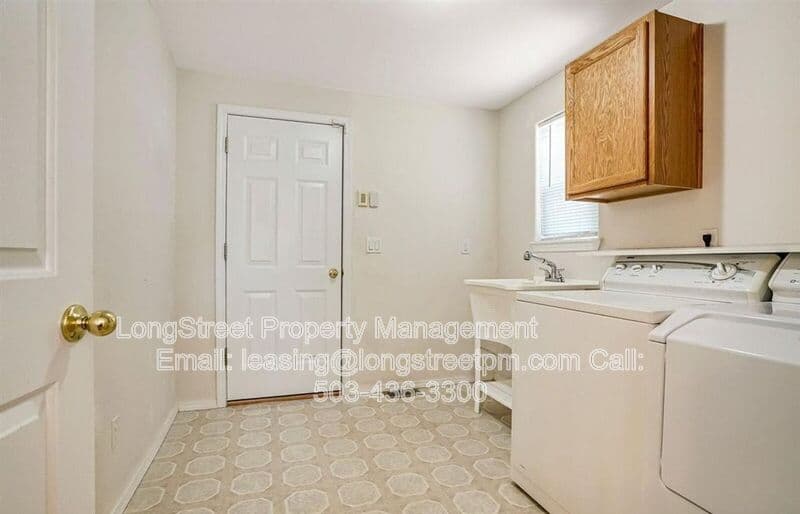 Adair Village House: 332 NE Carmen Pl