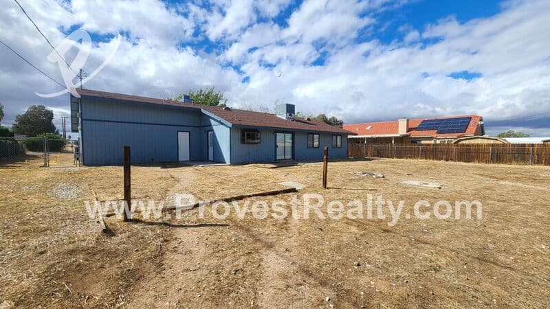 Victorville House: 13269 Llano Rd