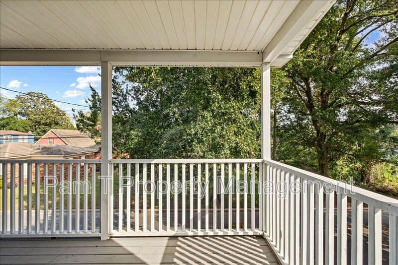 Savannah House: 3205 Burroughs St