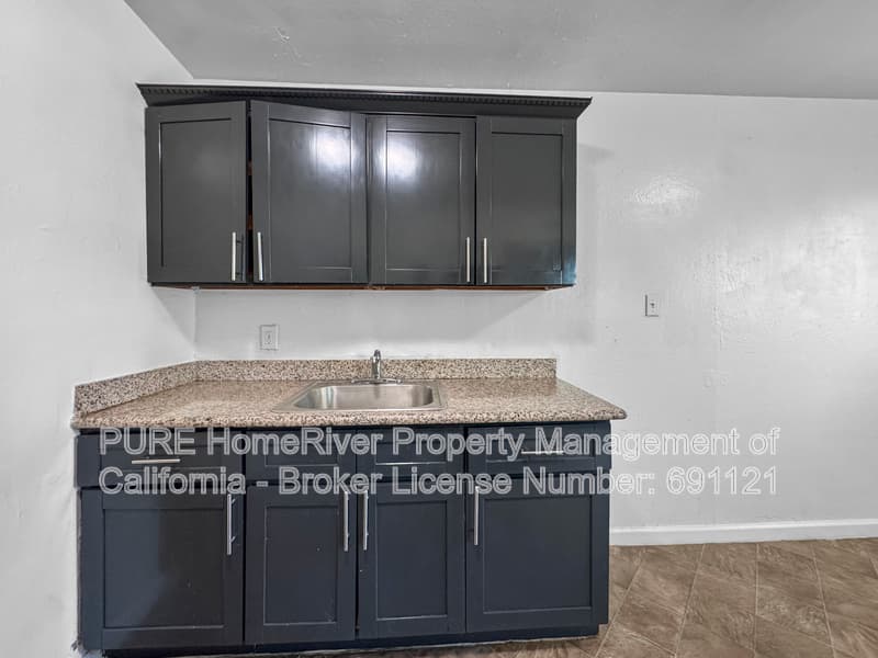 Sacramento House: 590 Las Palmas Ave