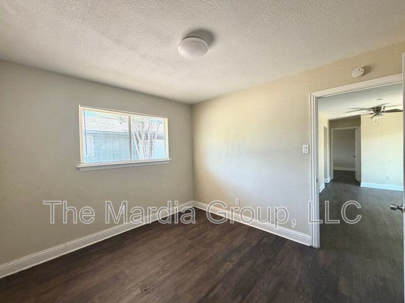 Irving House: 901 Redbird Dr