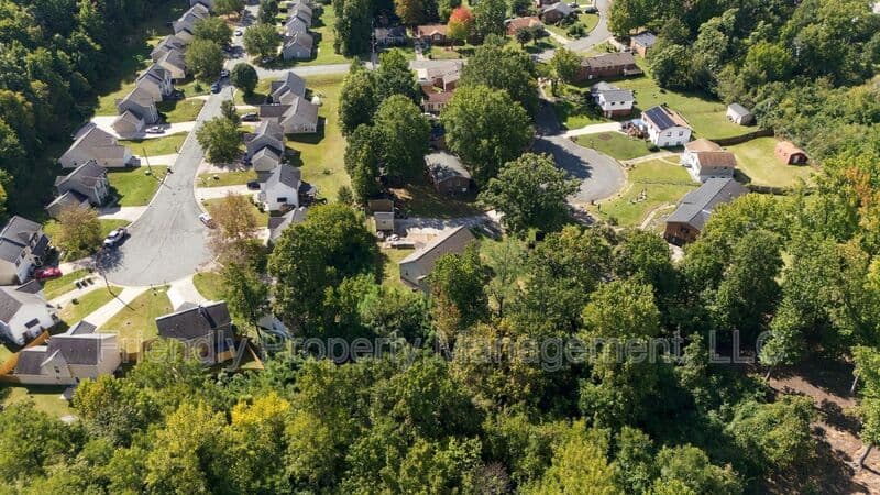 Greensboro House: 1 Llano Ct