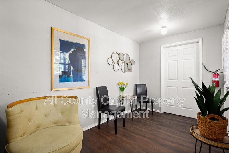 Lockhart House: 4889 North Hwy #183