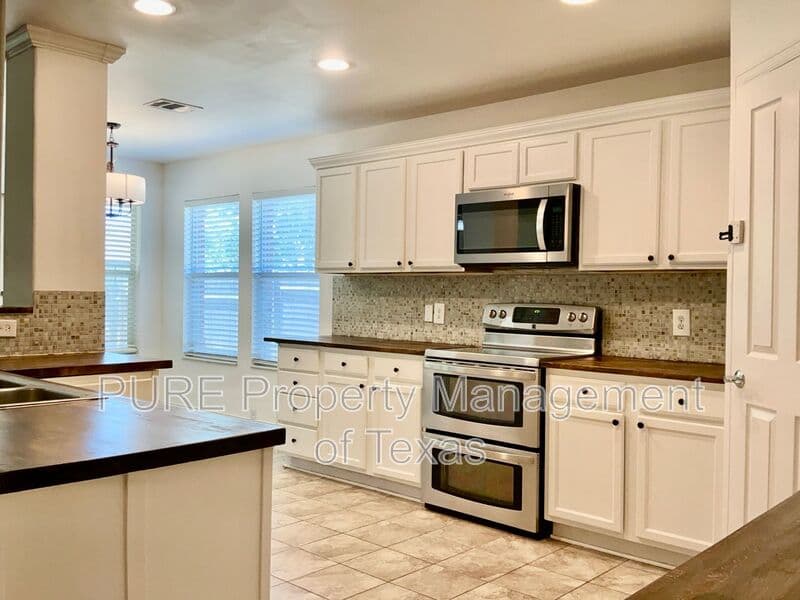 Leander House: 789 Kingfisher Ln