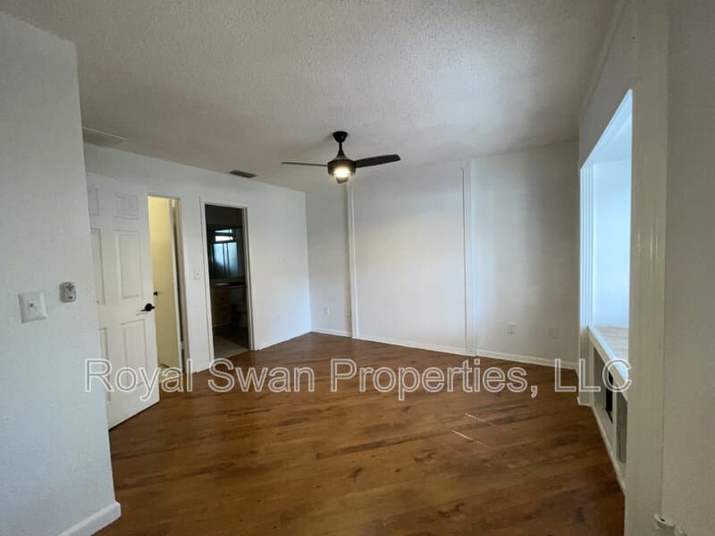 Auburndale House: 222 Lakeview Drive