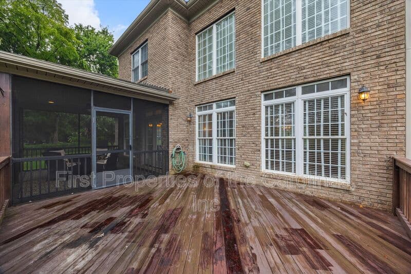Lake Wylie House: 334 Stone Cliff Lane