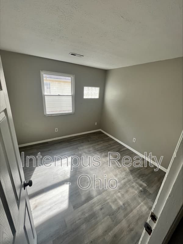 Cincinnati House: 6939 Gracely Dr